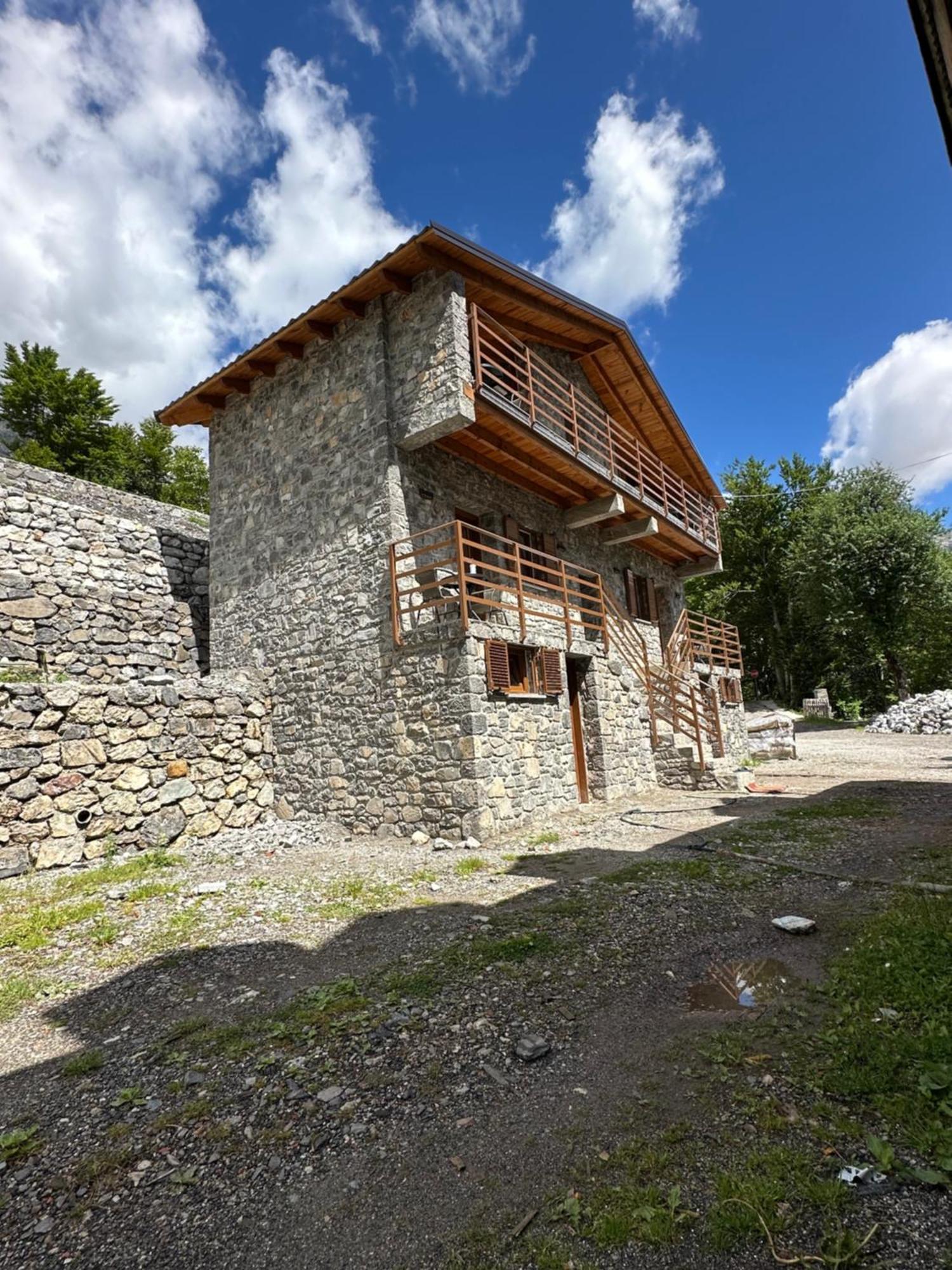 Bujtina Carku Hotel Theth Eksteriør billede